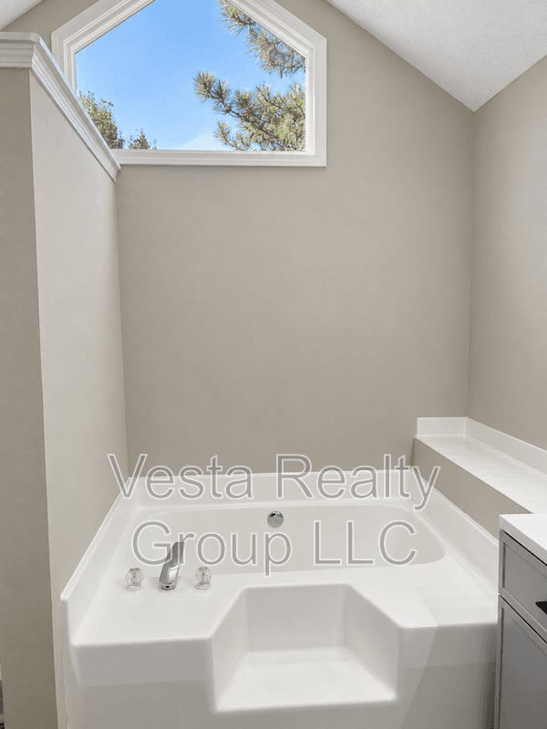 Stockbridge House: 407 Sage Ct