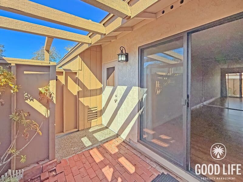 La Mesa House: 6050 Henderson Dr