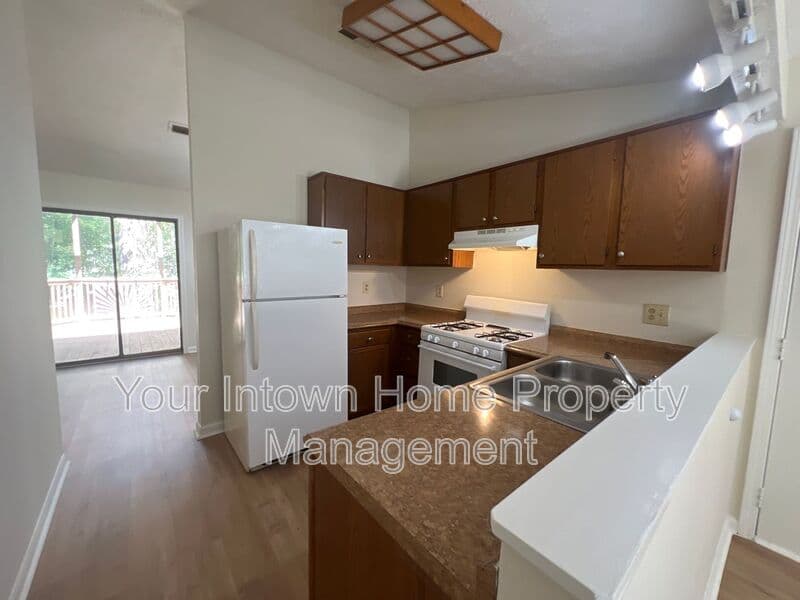 Kennesaw House: 3352 Hogan Dr.
