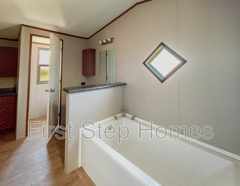 Tyler House: 1104 Tres Picos St