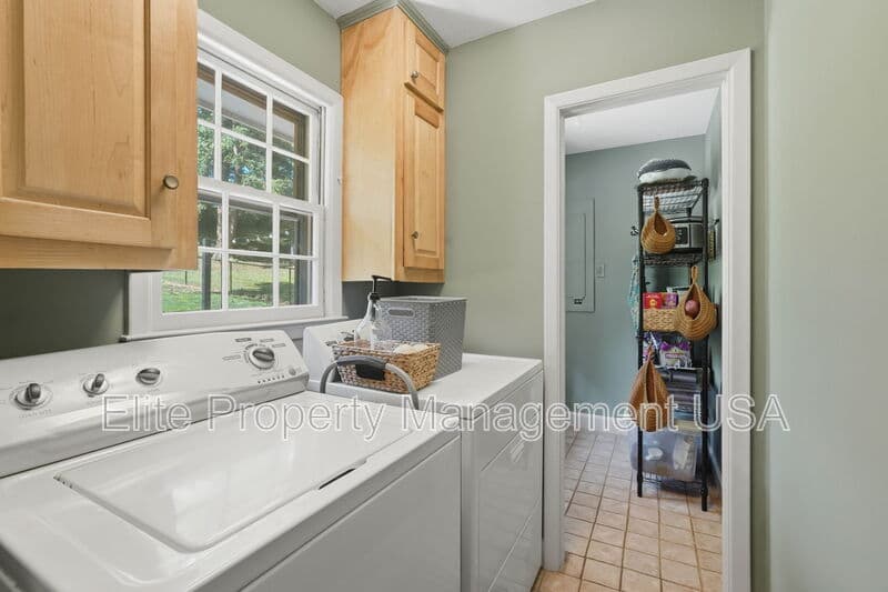 Gainesville House: 1338 Northwood Cir NE