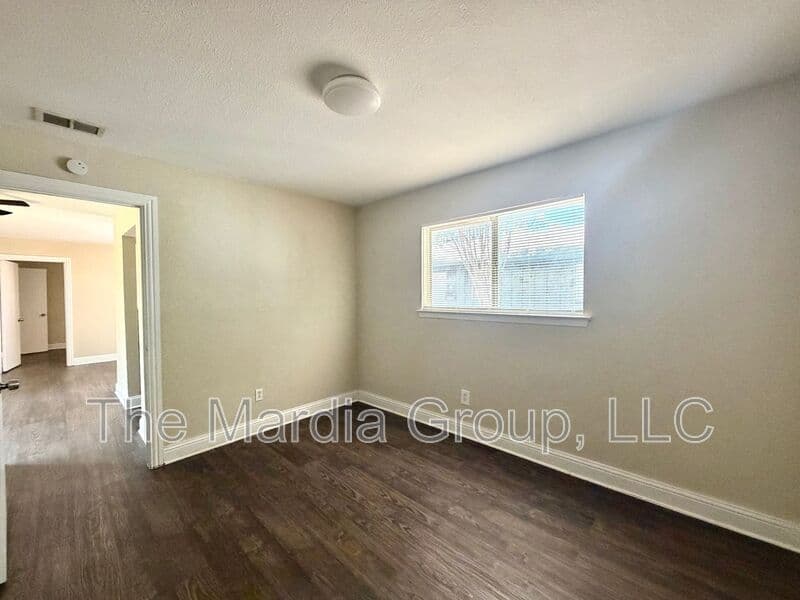 Irving House: 901 Redbird Dr