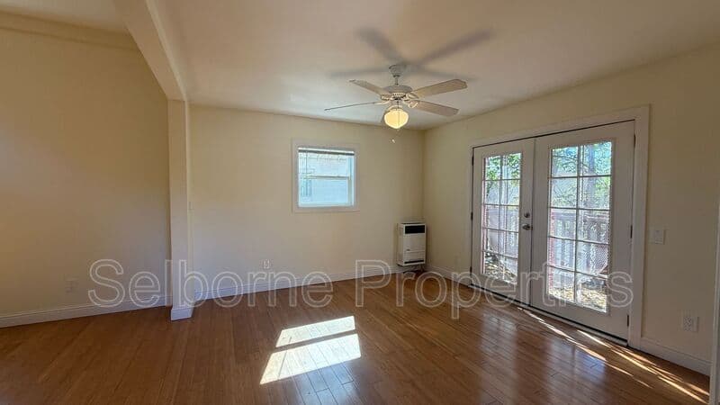 Oakland House: 1533B 9th St