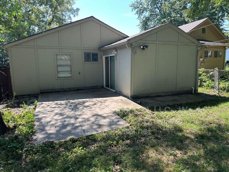 Kansas City House: 214 E 79th St