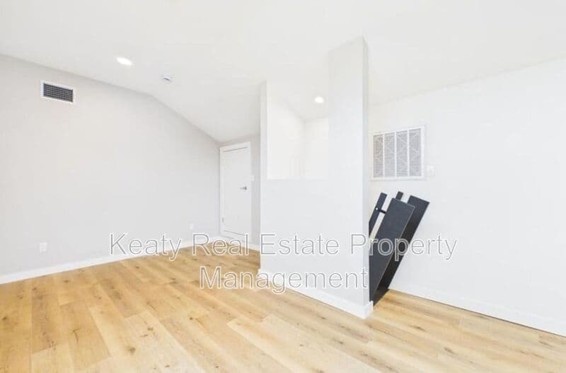 Lafayette House: 1120S Washington Street - Unit 201