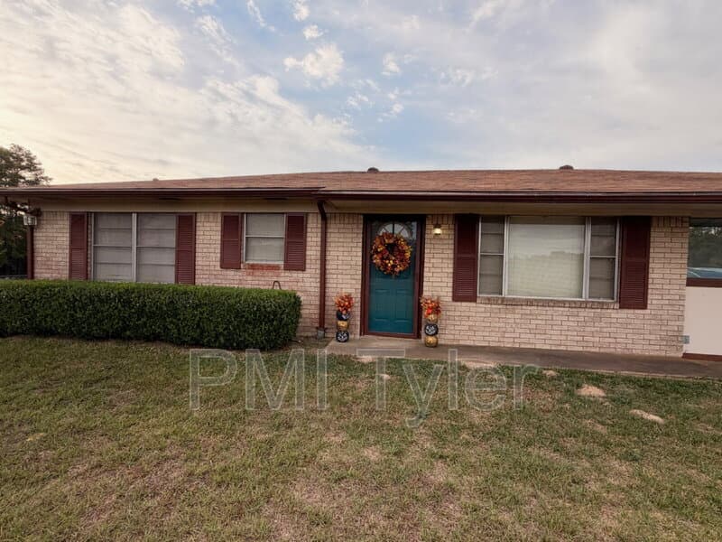 Henderson House: 3964 US Hwy 79 E