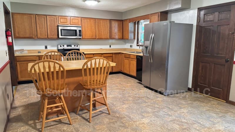 Athens House: 1305 Ridgeway Circle