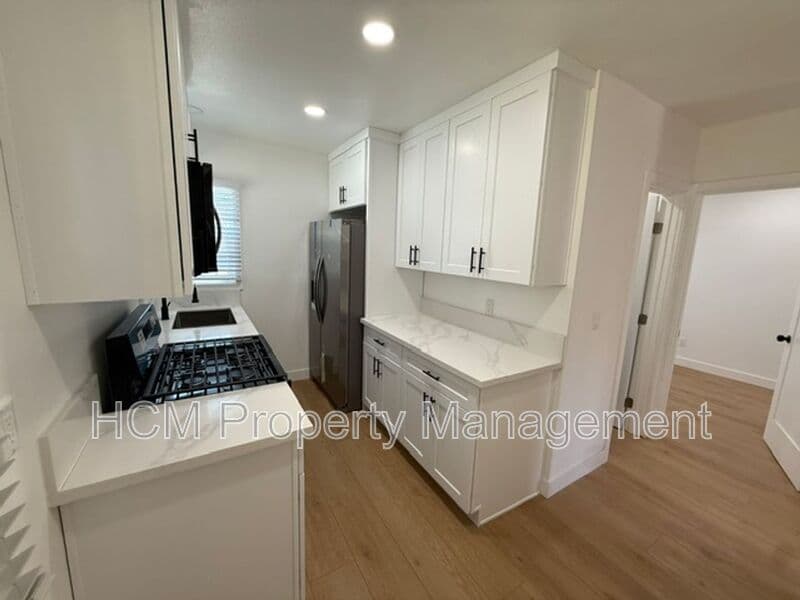 Long Beach House: 1048 Cedar Ave