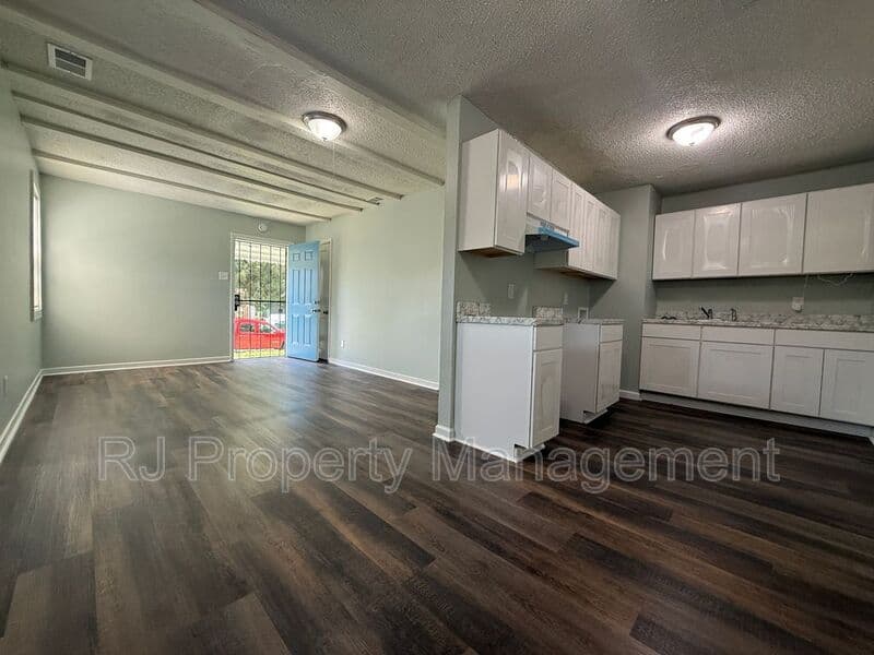 Memphis House: 332 Flynn Rd