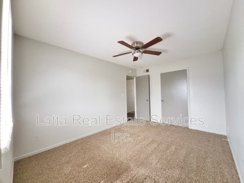 Higginsville Condo: 405 W 30th St