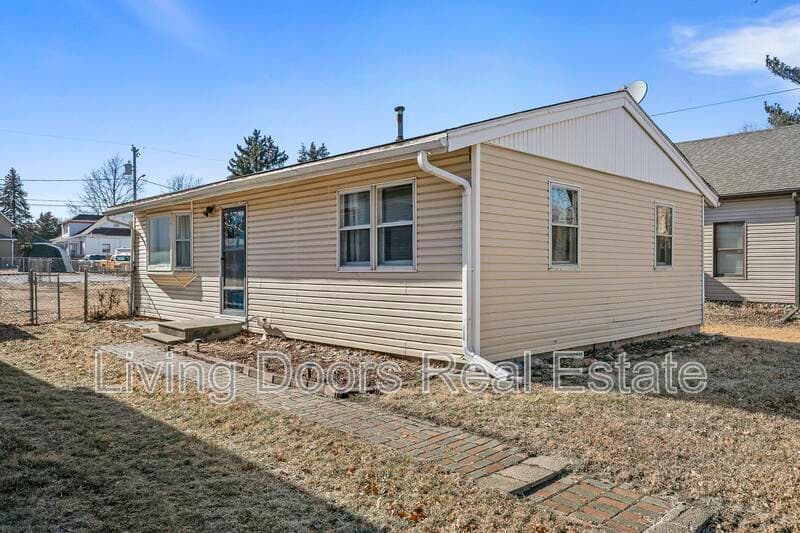 Lincoln House: 6935 Colby St
