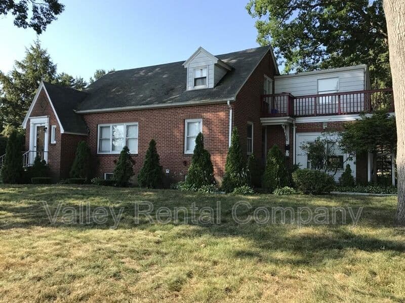 South Hadley Condo: 72 Lyman Street - 3