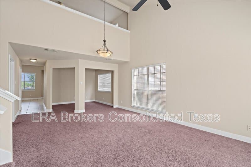 Austin House: 8800 Hazelhurst Dr