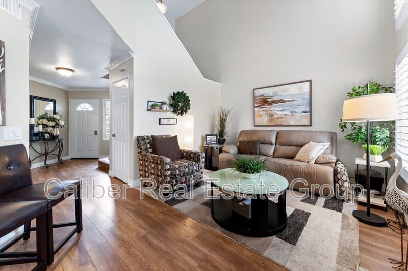 Anaheim Townhome: 1037 S Daybreak Ct
