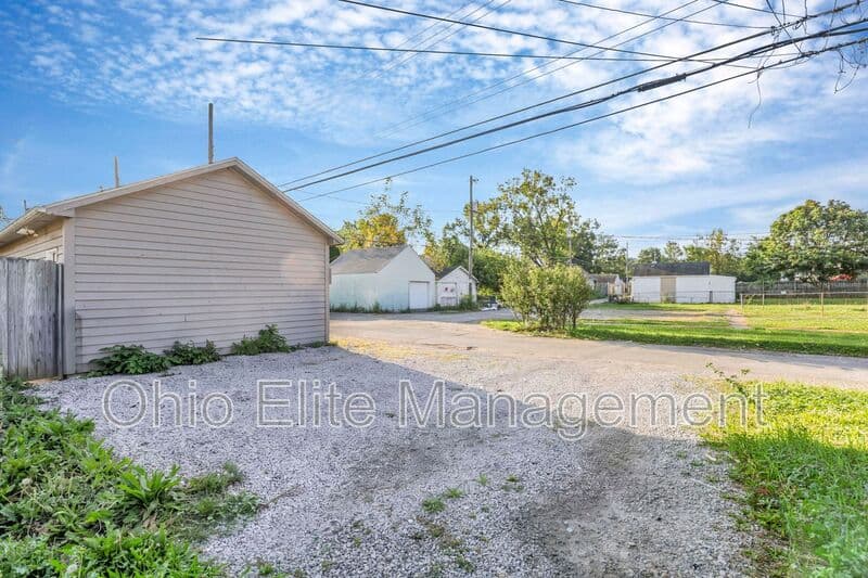 Columbus House: 2545 Sullivant Ave
