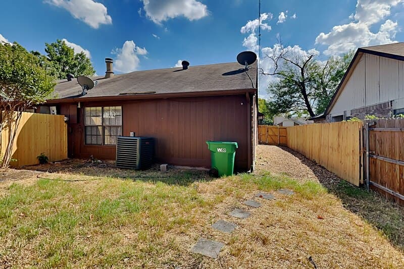 Cedar Hill House: 420 Dollins St