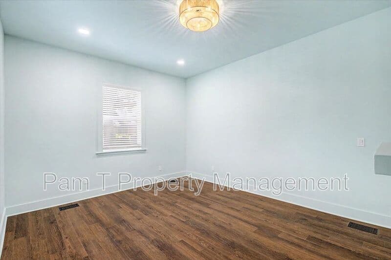 Savannah Condo: 638 E 37th St