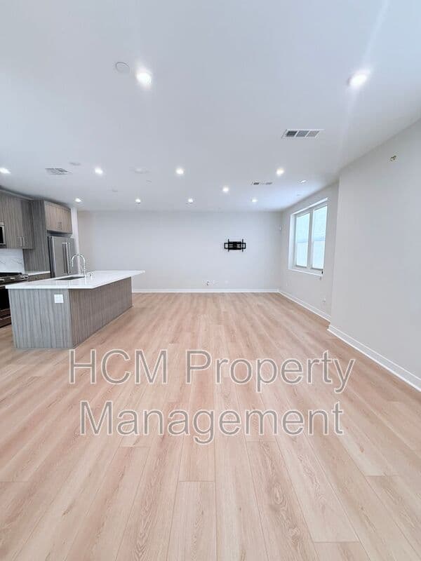 Anaheim House: 1211 W Bushell St