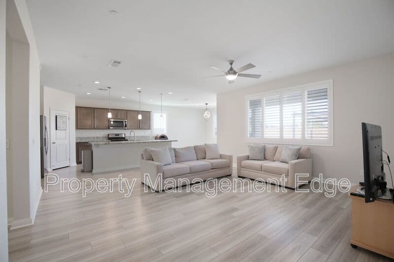 Menifee House: 29337 Chestnut St