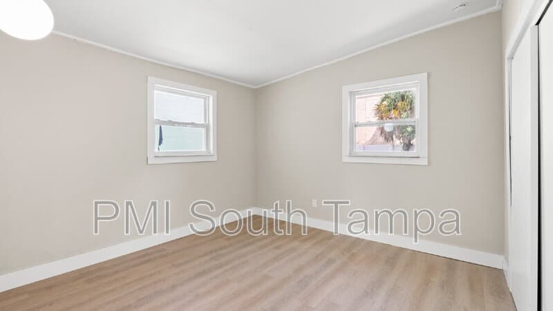 Tampa House: 1541 W La Salle St