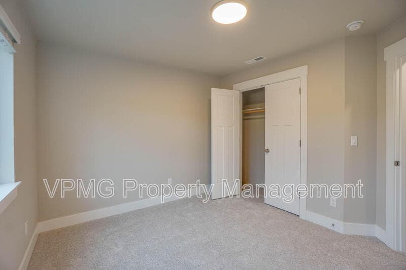 La Center House: 313 E Caribou Ct.