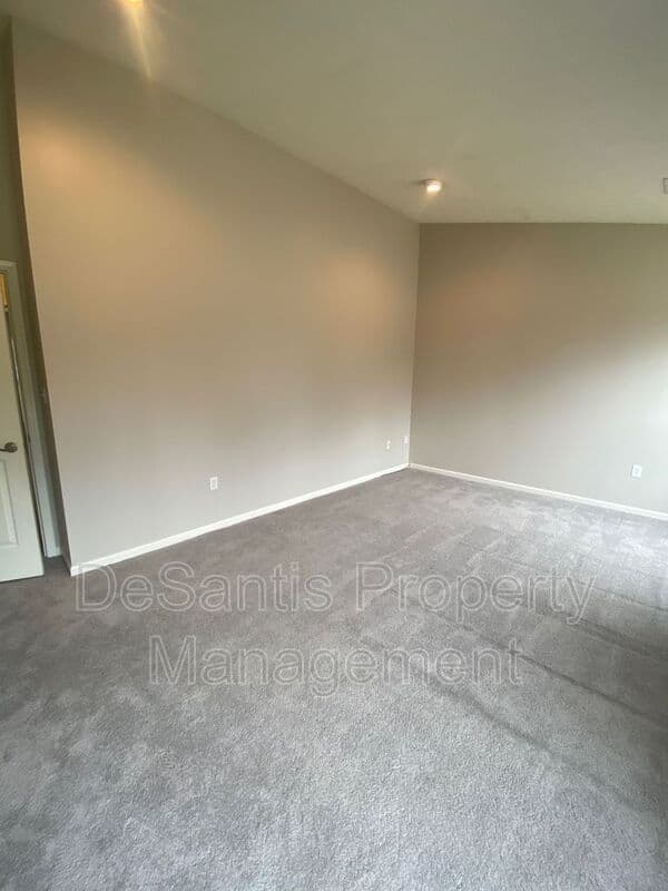 Mars Townhome: 640 Village Green Blvd East