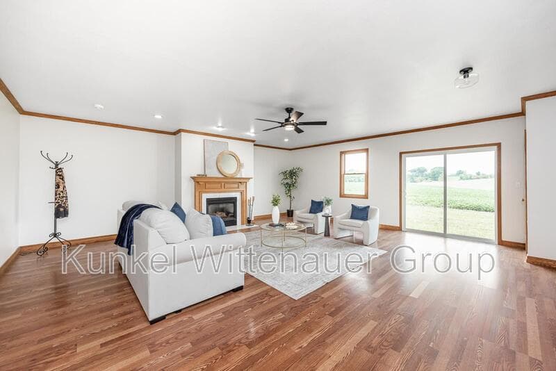 Red Bud House: 9355 IL-3