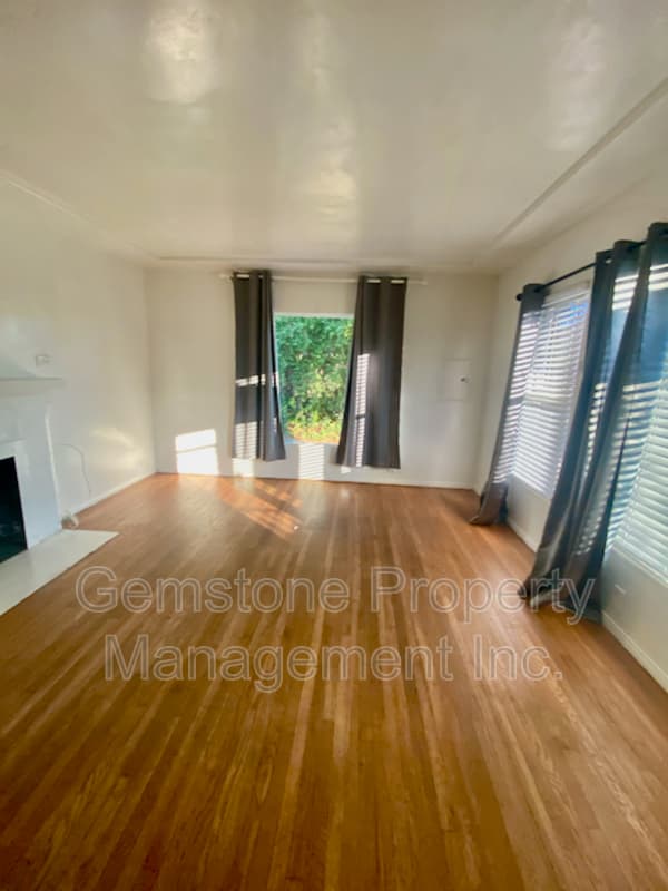 San Diego House: 5017 College Ave