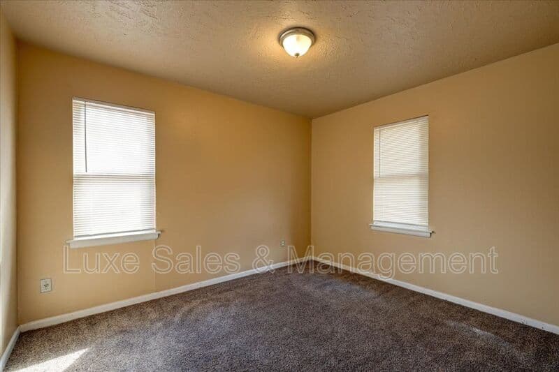 Midwest City House: 116 W. Rose Drive