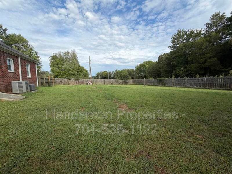Statesville House: 220 Logan New Amity Road