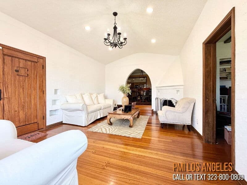 Los Angeles House: 6102 South Citrus Avenue