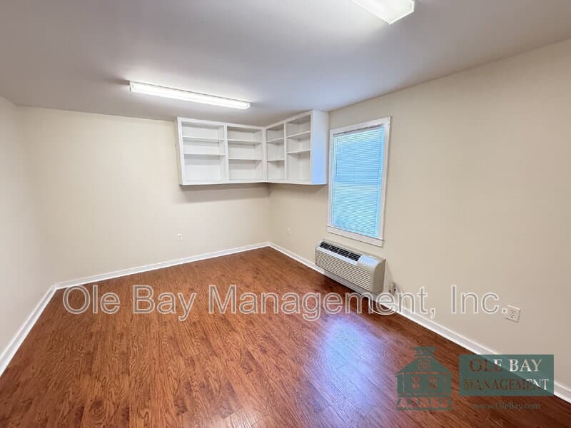Mobile House: 4650 Rosewood Dr