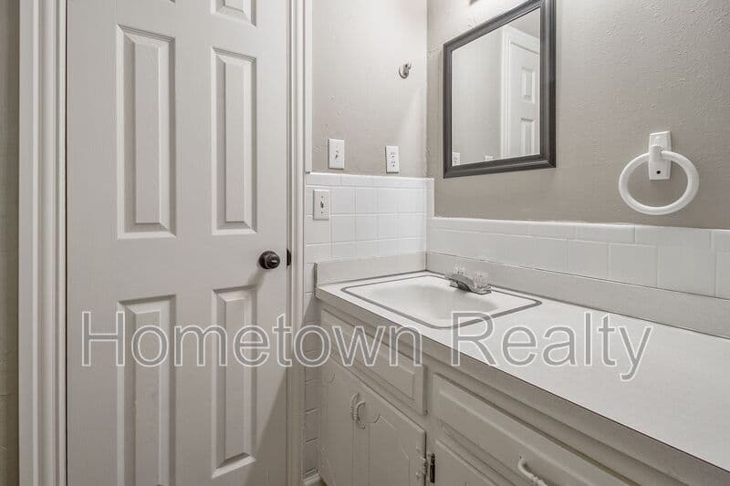 Edmond House: 208 W 5th Street