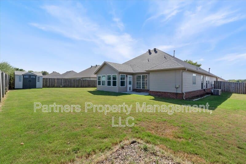 Fayetteville House: 596 North Fox Meadows Lane