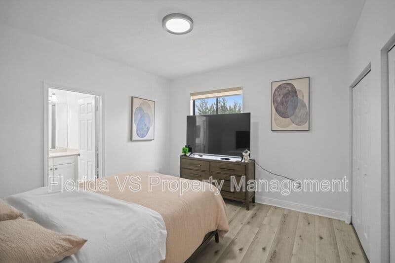 Doral House: 10016 NW 89 TER