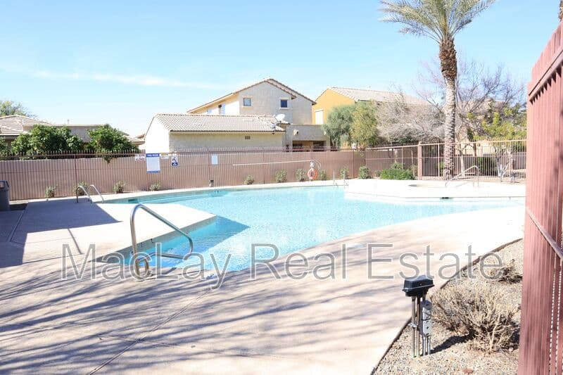 Glendale House: 7265 W Glenn Dr