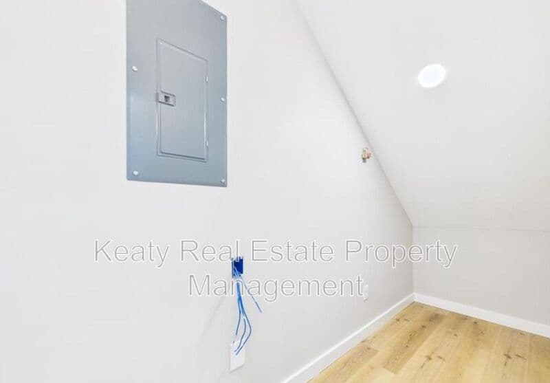 Lafayette House: 1120S Washington Street - Unit 201