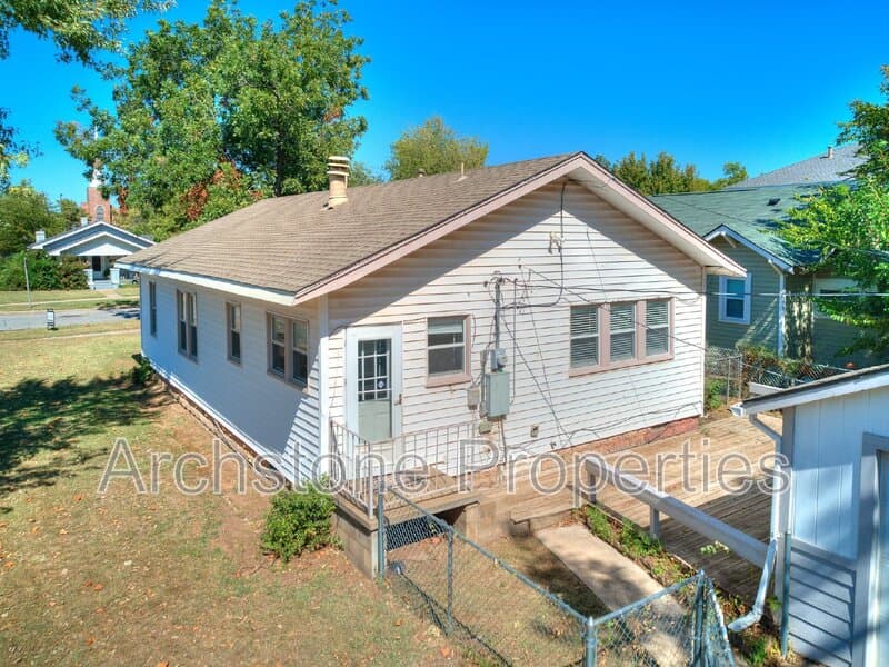 Edmond House: 202 E 3rd St