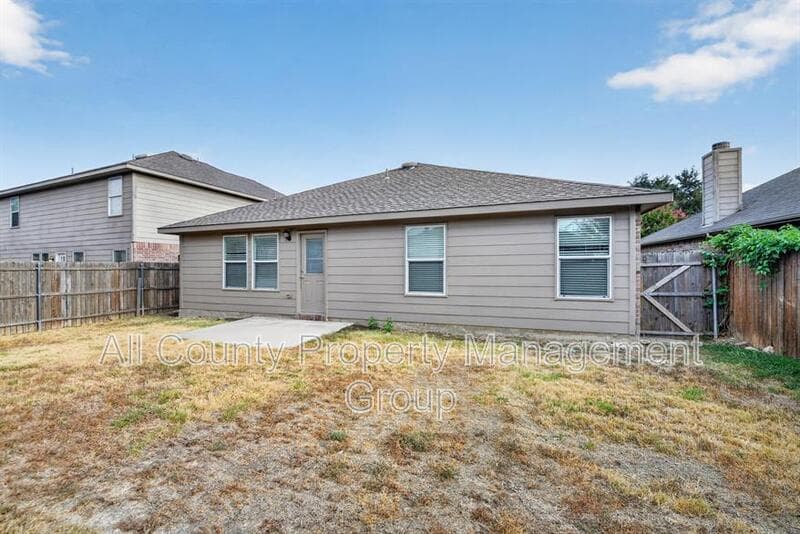 Fort Worth House: 320 Chalkstone Drive