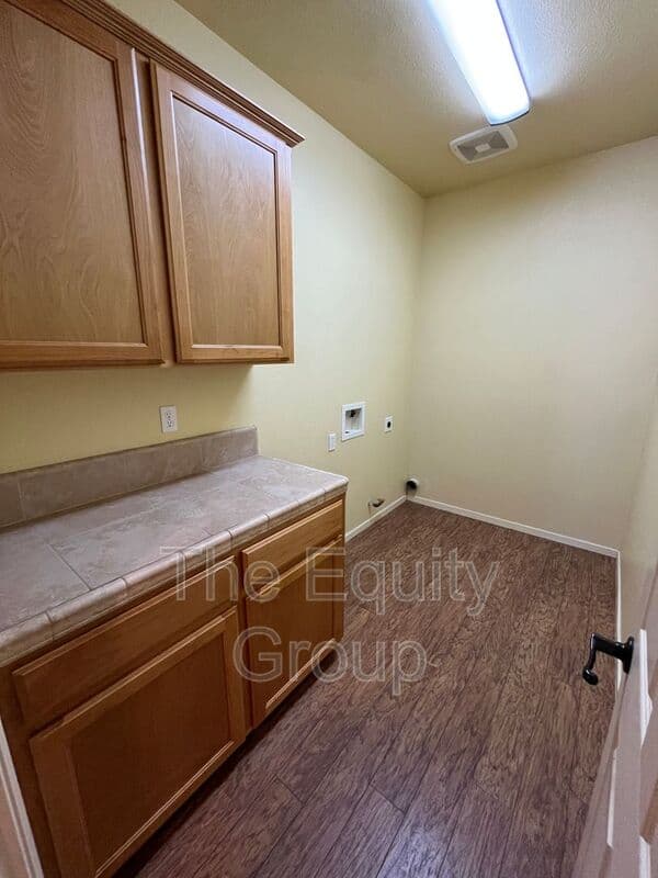 Porterville House: 2139 W Clare Ave