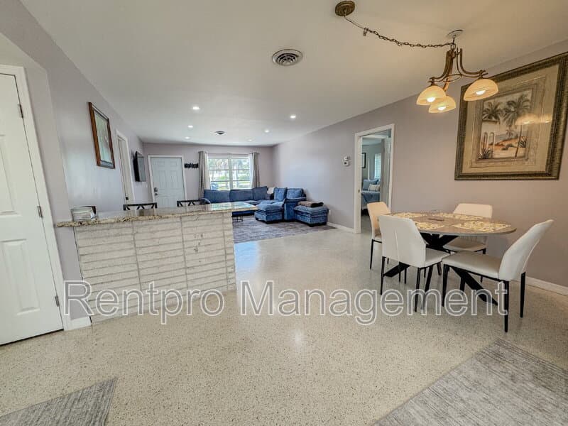 Englewood House: 2825 North Beach Road