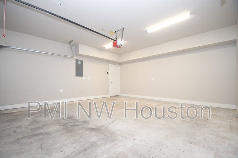 Houston House: 5904 Gardendale Dr
