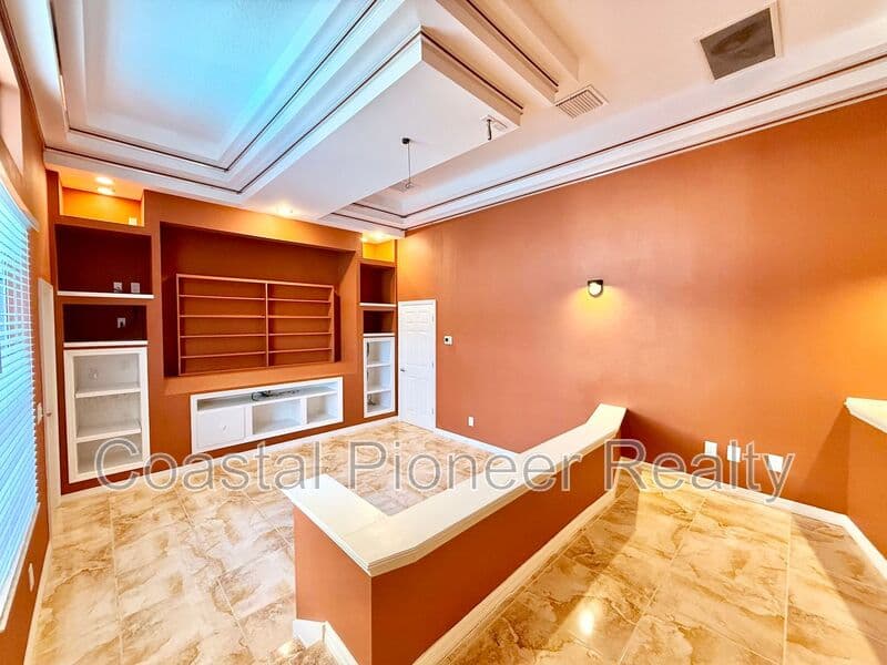 Largo House: 10334 Longwood Dr