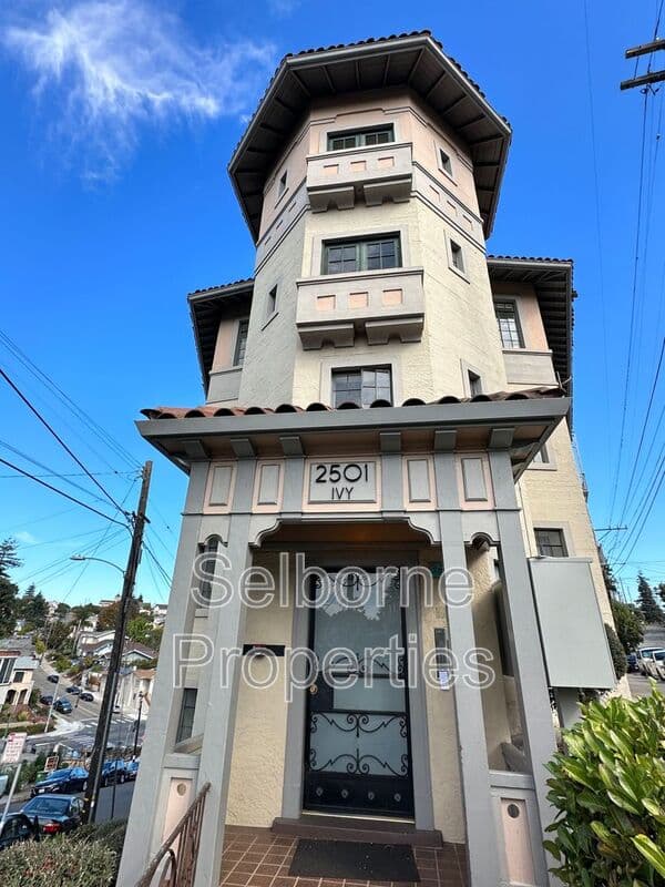 Oakland House: 2501 Ivy Drive