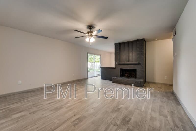 North Richland Hills House: 7021 Lincolnshire Ln