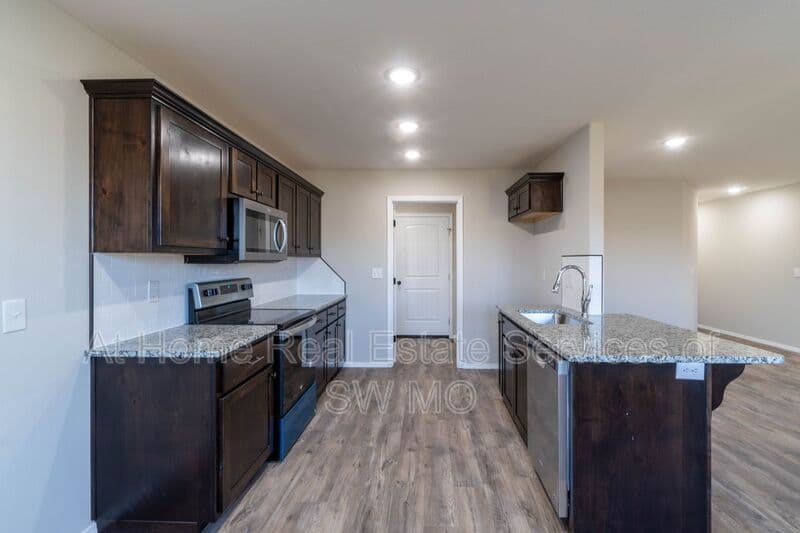 Ozark House: 1801 S 15th Ave