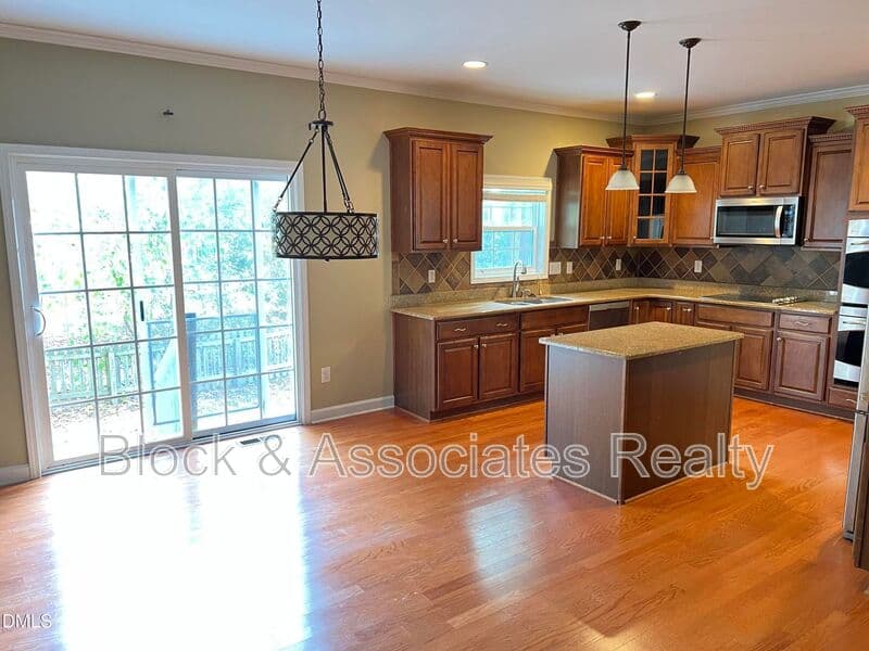 Cary House: 936 Bentbury Way