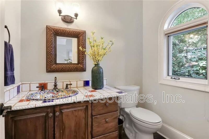 Atlanta House: 930 Manchester Place