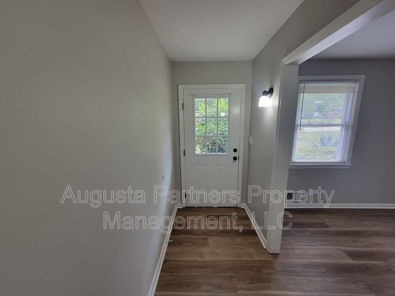 Augusta House: 323 Pineview Drive