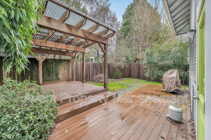 Portland House: 3431 SE Caruthers St